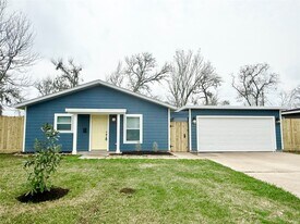 420 Winding Way St in Lake Jackson, TX - Building Photo