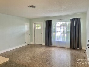 521 Fairfax Ln in Apollo Beach, FL - Foto de edificio - Building Photo
