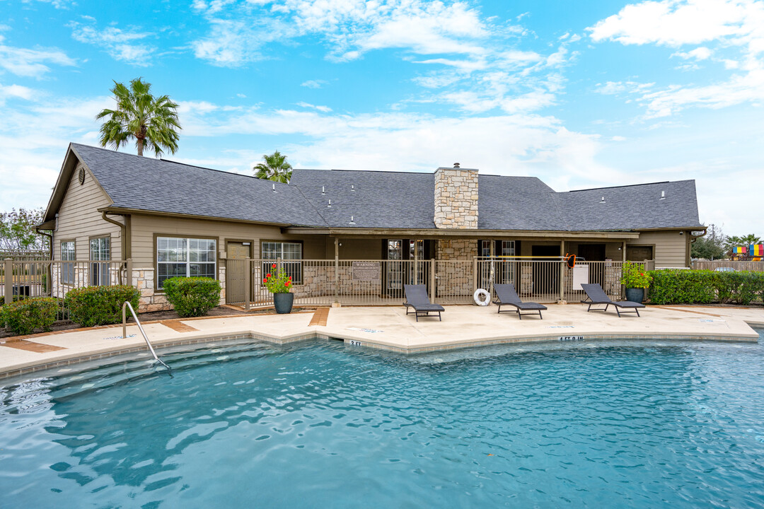 The Sundance Apartments in Harlingen, TX - Foto de edificio