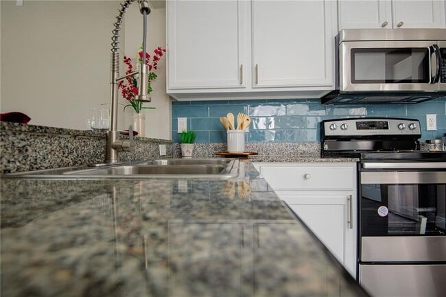 8002 Carriage Pointe Dr in Gibsonton, FL - Building Photo - Building Photo