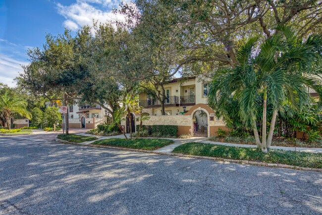 Maddalena Townhomes in Tampa, FL - Foto de edificio - Building Photo