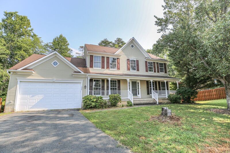 20 St Marks Ct in Stafford, VA - Foto de edificio