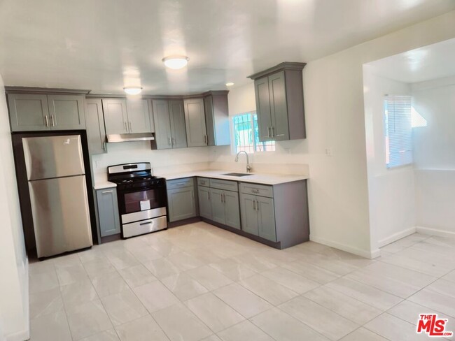 1241 E 80th St in Los Angeles, CA - Building Photo - Building Photo