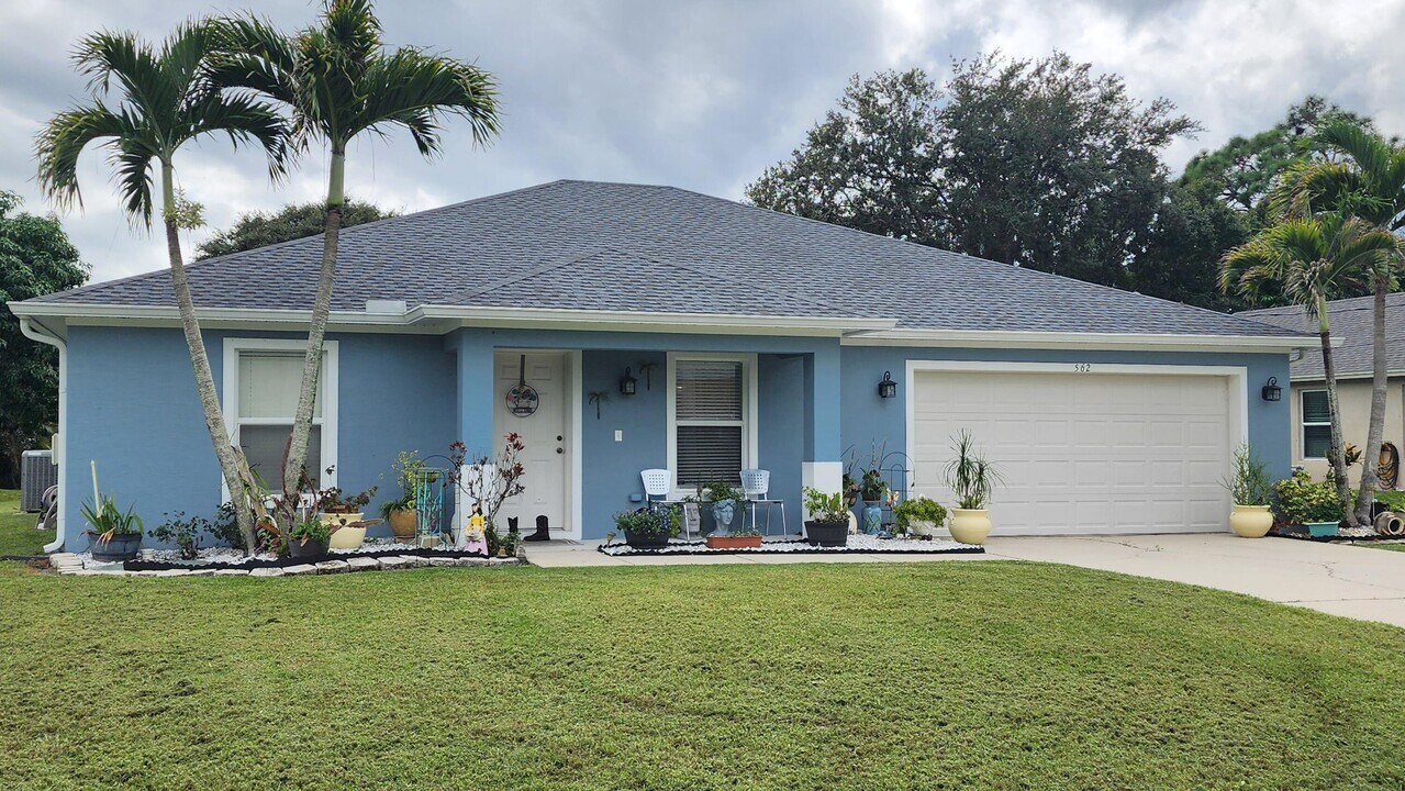 562 SE Majestic Terrace in Port St. Lucie, FL - Building Photo