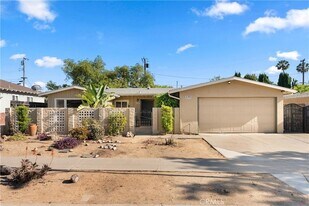 230 E Hoover Ave in Orange, CA - Building Photo