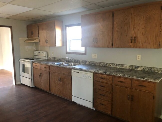 907 9th Ave NE in Minot, ND - Building Photo - Building Photo