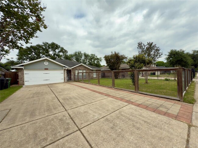 10626 Emnora Ln in Houston, TX - Foto de edificio - Building Photo