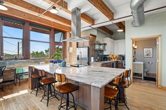 215 W Maple St in Milwaukee, WI - Building Photo - Building Photo