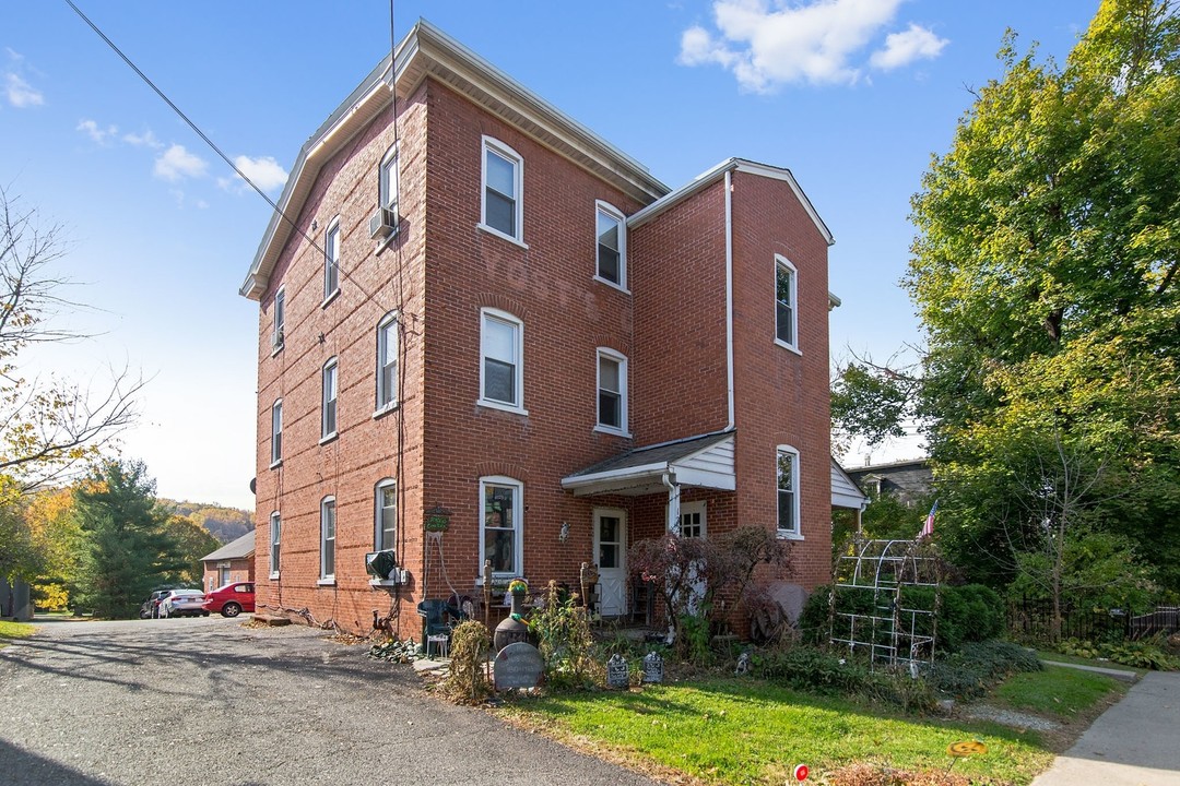 Main Street Apartments in Red Hill, PA - Building Photo