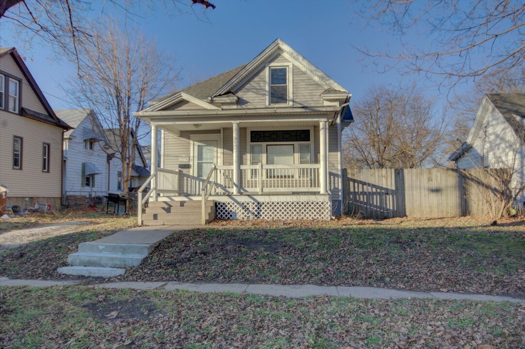 2230 Redwood Ave in Davenport, IA - Building Photo