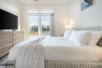 4921 Pretty Lake Ave, Unit 105 in Norfolk, VA - Foto de edificio - Building Photo