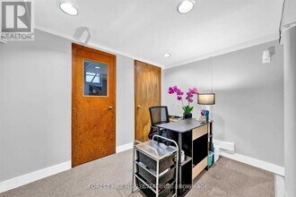 996 Bayview Ave in Toronto, ON - Building Photo - Building Photo