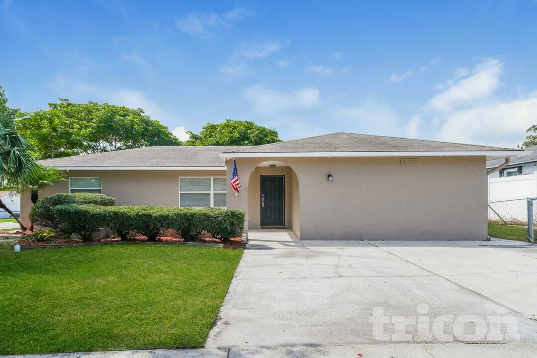 6320 Moog Rd in Holiday, FL - Foto de edificio