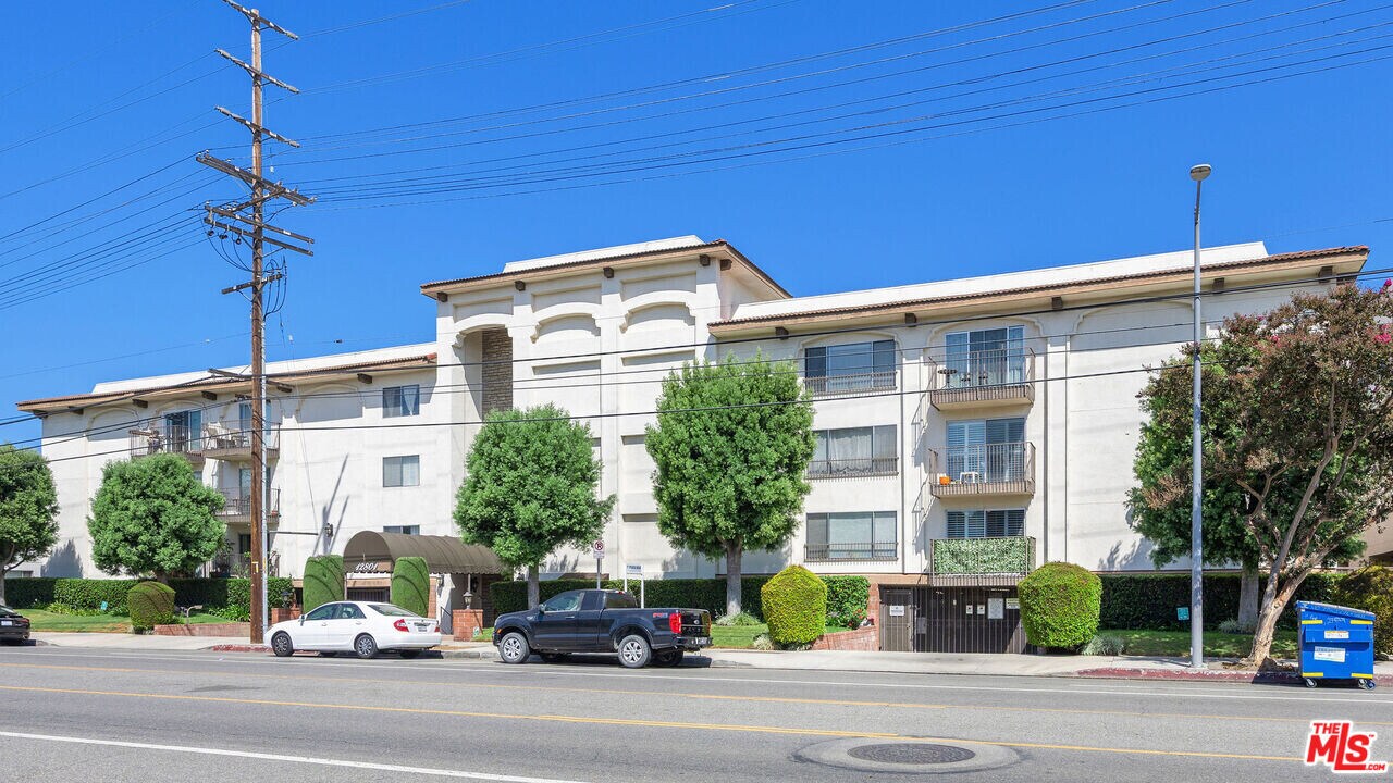 12801 Moorpark St in Los Angeles, CA - Building Photo