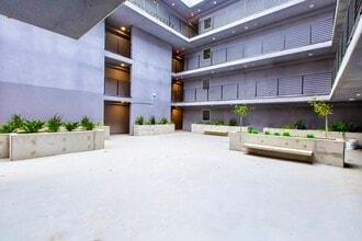 14629 W Erwin St in Van Nuys, CA - Foto de edificio - Building Photo