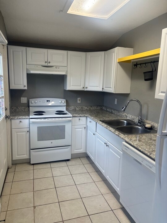 1032 NW Nye St, Unit Lower Unit in Newport, OR - Foto de edificio