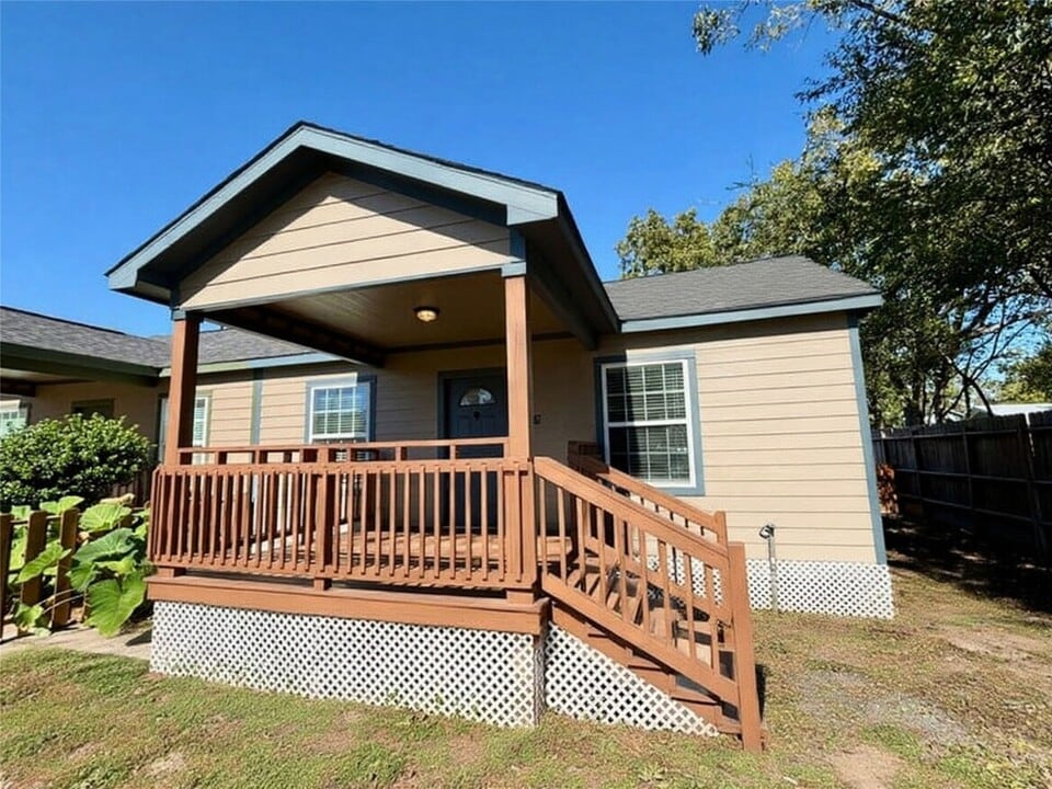 406 McPhail St in Tomball, TX - Building Photo