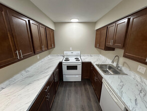 26 Trenton Sq, Unit 43 in Euclid, OH - Foto de edificio - Building Photo