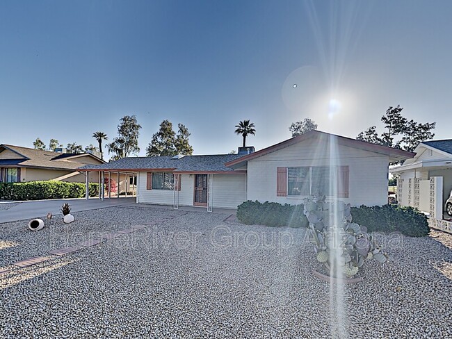 10828 W Crosby Dr in Sun City, AZ - Building Photo - Building Photo