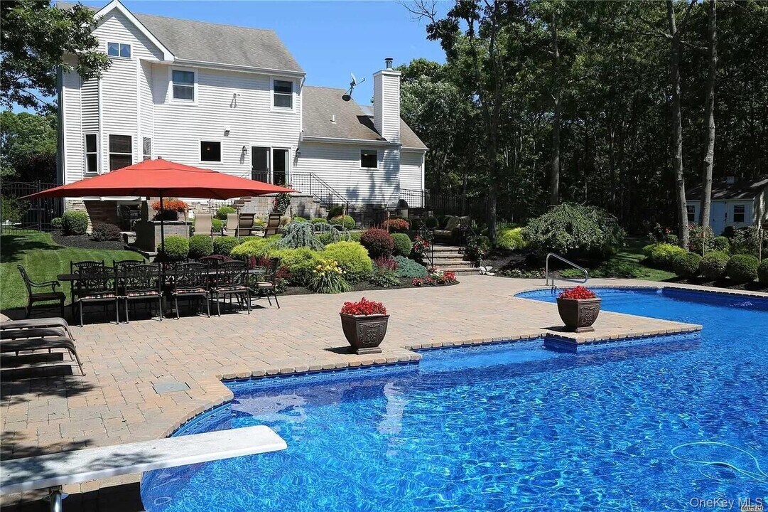 10 Messina Ave in Center Moriches, NY - Building Photo