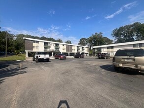 Emeralds Apartments in Dalton, GA - Foto de edificio - Building Photo