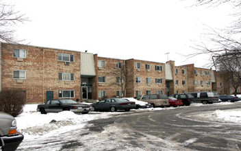 College Park Apartments in Addison, IL - Building Photo - Building Photo