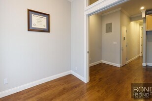 722 10th Ave in New York, NY - Building Photo