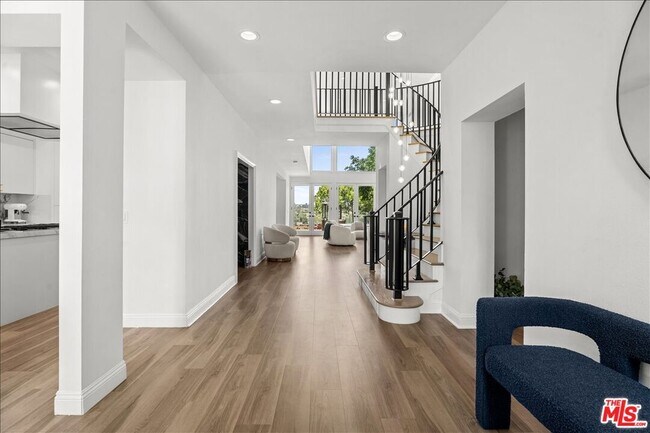 12303 Ridge Cir in Los Angeles, CA - Building Photo - Building Photo