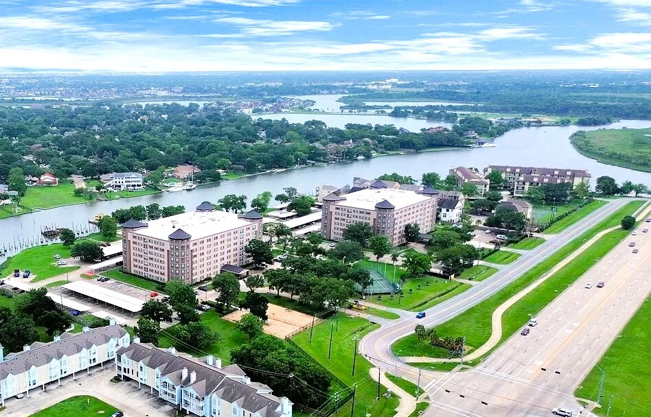 Clear Lake Place in Houston, TX - Building Photo