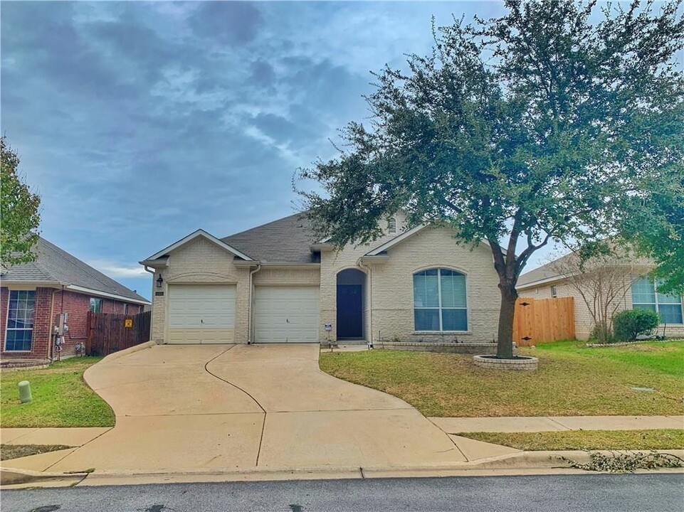 11608 Larch Valley Dr in Austin, TX - Building Photo