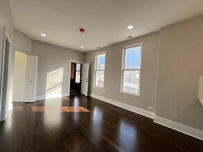 2249 W Cermak Rd in Chicago, IL - Building Photo - Building Photo