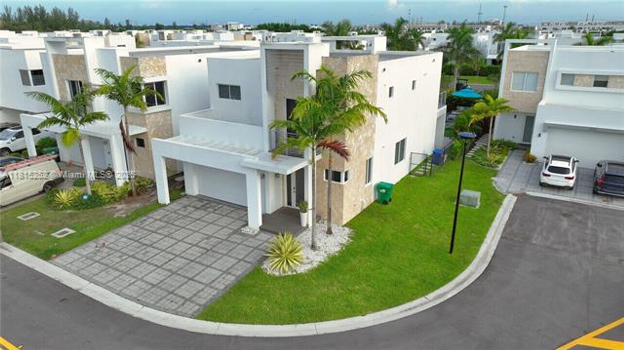 10360 NW 68th Terrace in Doral, FL - Building Photo