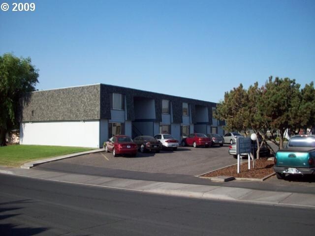 Spruce Village Apartments in Hermiston, OR - Foto de edificio - Building Photo