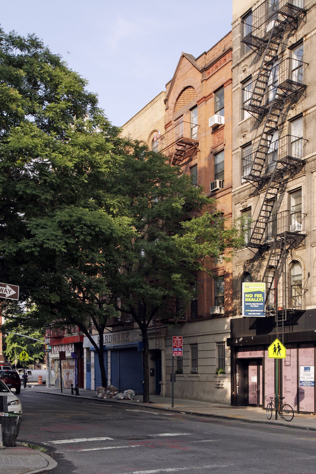 8-10 Avenue B in New York, NY - Foto de edificio - Building Photo
