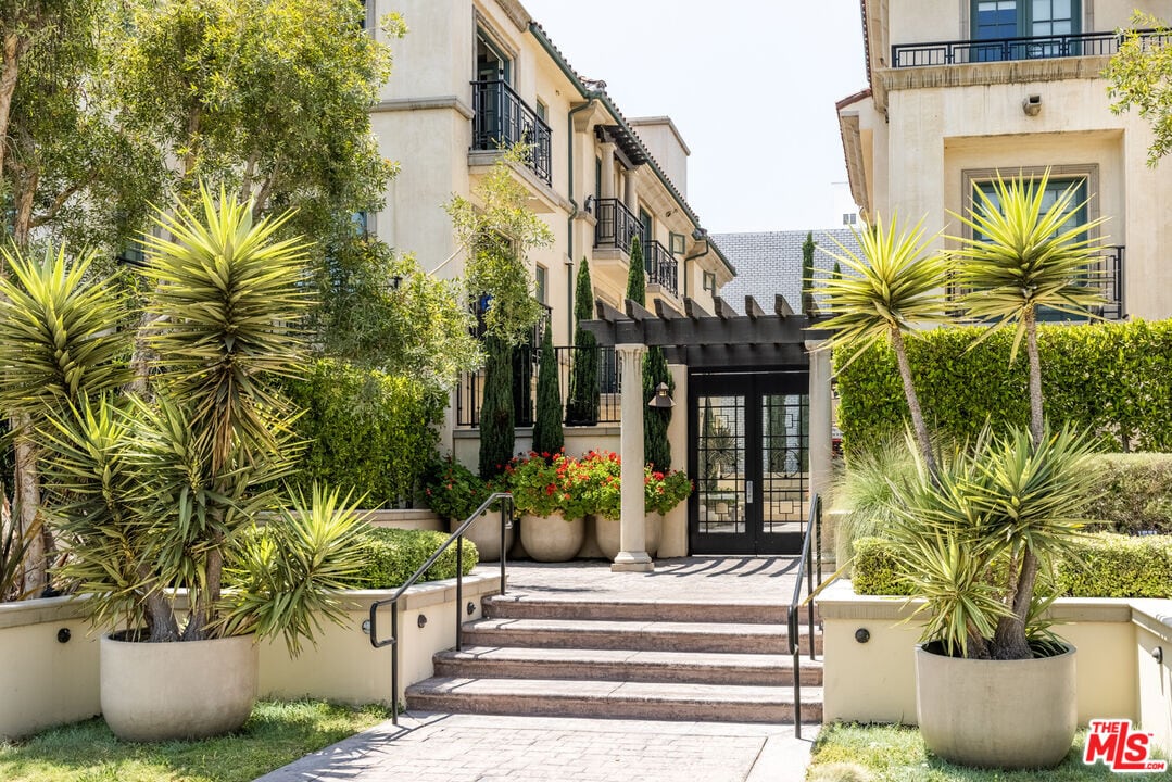227 S Hamilton Dr in Beverly Hills, CA - Building Photo