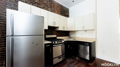 38 Nostrand Ave, Unit 2 in Brooklyn, NY - Foto de edificio - Building Photo