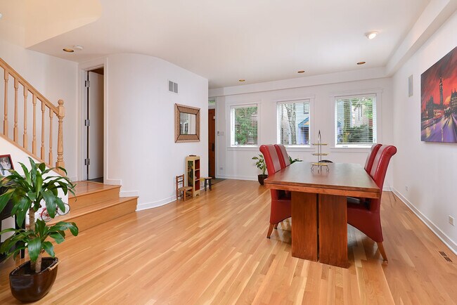 2317 N Greenview Ave in Chicago, IL - Building Photo - Building Photo