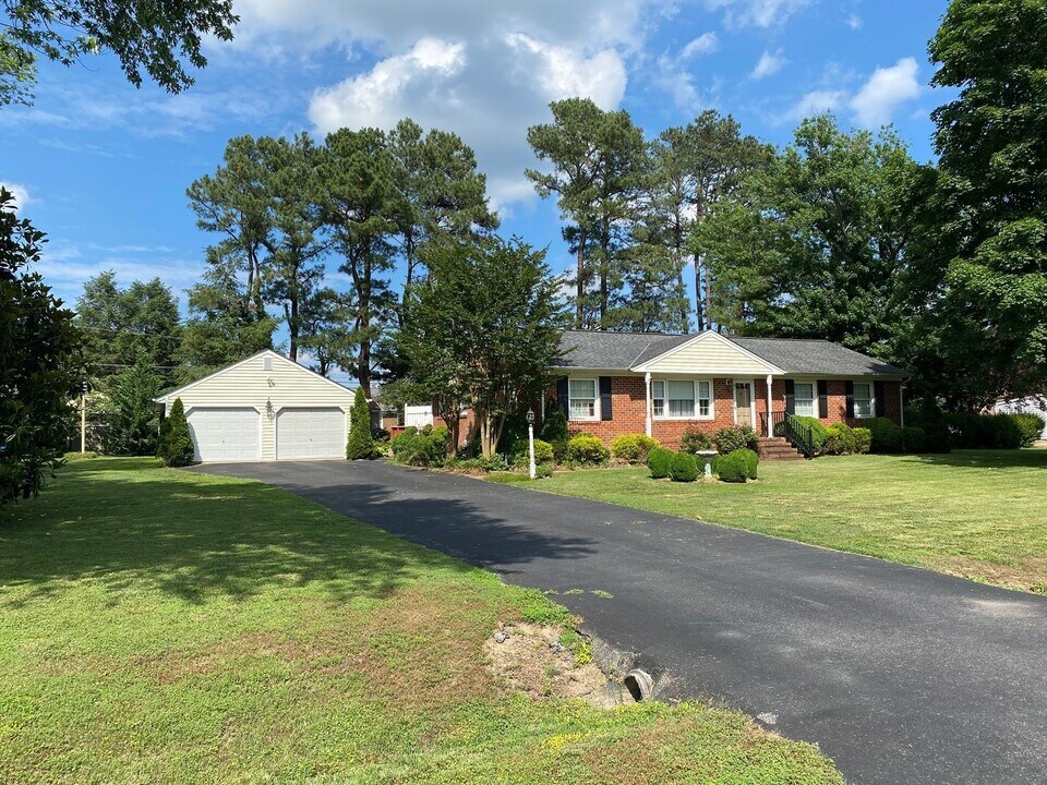 9360 Brentwood Dr in Mechanicsville, VA - Building Photo