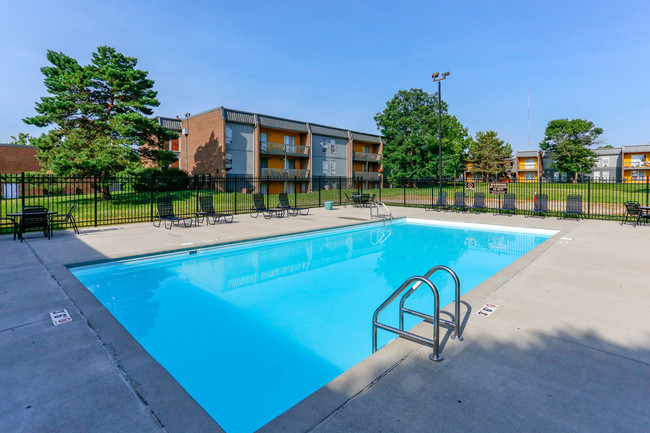 Eleven Hundred Apartments in West Chester, OH - Foto de edificio - Building Photo