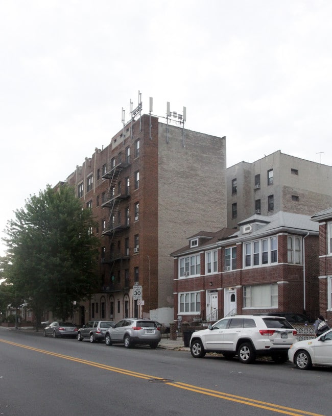 Midwood Estates in Brooklyn, NY - Foto de edificio - Building Photo