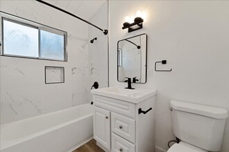 12238 Grevillea Ave in Hawthorne, CA - Building Photo - Interior Photo