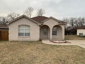 104 Richard's Court in Del Rio, TX - Building Photo