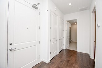 4820 Caroline St, Unit 407 in Houston, TX - Building Photo - Building Photo