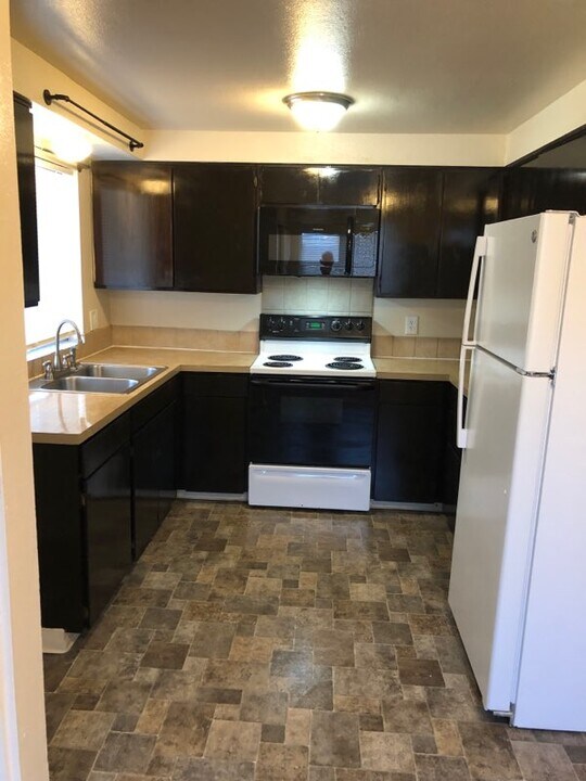 2403 s kimball ave in Caldwell, ID - Foto de edificio