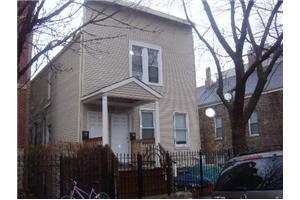 2424 W Iowa St in Chicago, IL - Building Photo