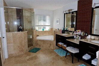10923 NW 70th St in Doral, FL - Building Photo - Building Photo