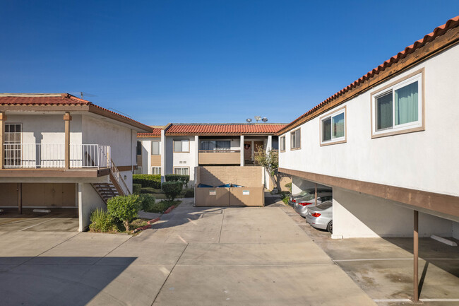 2511 W Sunflower Ave in Santa Ana, CA - Building Photo - Building Photo