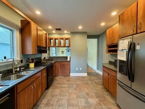 21 Chetwynd Rd, Unit 1 in Somerville, MA - Foto de edificio - Building Photo