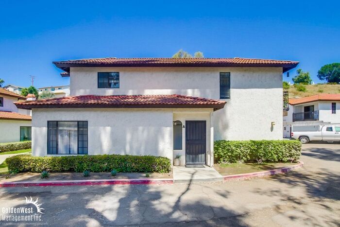 4966 Waring Rd in San Diego, CA - Building Photo