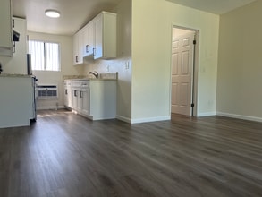 7424 Radford Ave, Unit 209 in Los Angeles, CA - Foto de edificio - Building Photo